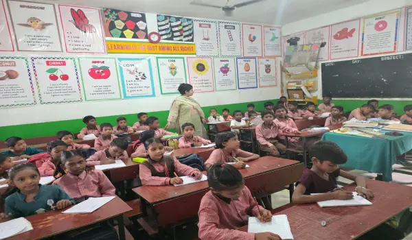 अंबेडकरनगर में बीएसए का औचक निरीक्षण, बच्चों के बीच पहुंचकर खुद पढ़ाया